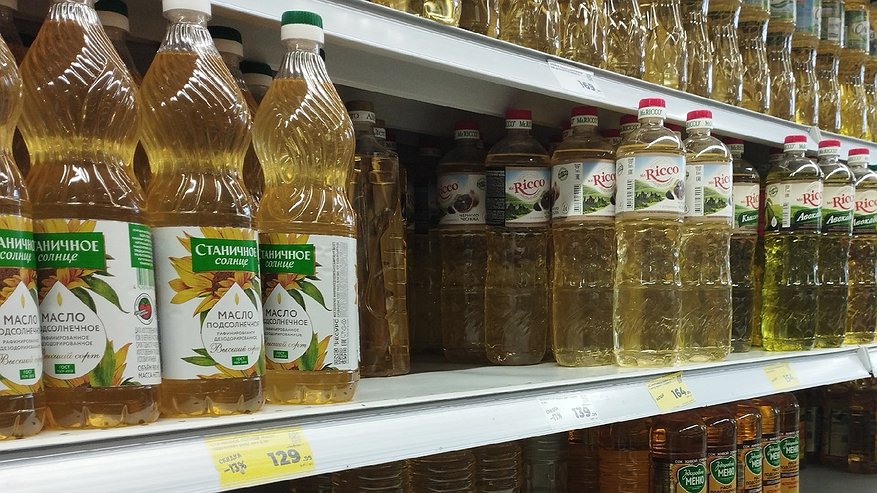 Главная картинка новости: Янтарная жижка, масла нет вообще - Роскачество проверило марки растительного масла, популярное среди россиян: такое не стоит брать даже по акции