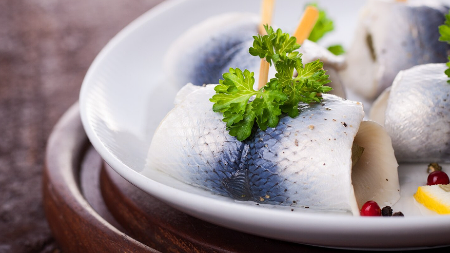 Главная картинка новости: Как почистить селедку быстро и без костей - запомните раз и навсегда