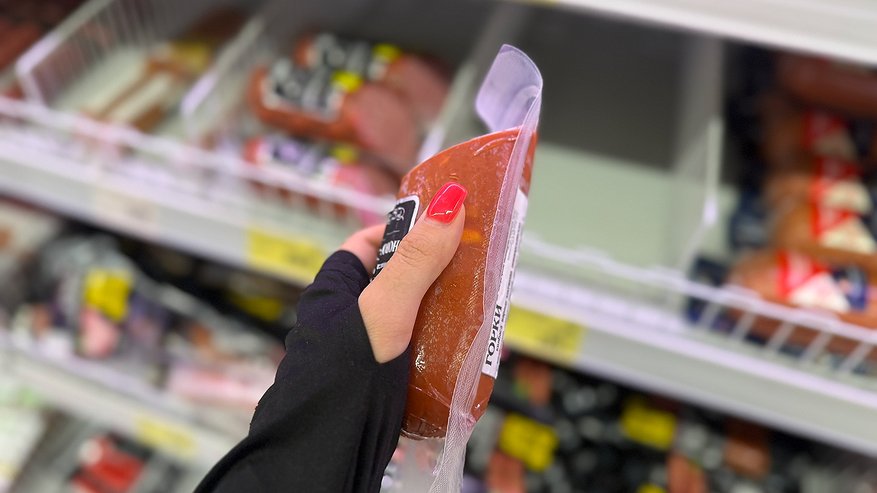 Главная картинка новости: Там чистое мясо – можно смело брать по 6 каталок: Росконтроль назвал лучшие марки колбасы