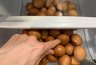 Миниатюра новости: Хитрые продавцы выбирают яйца себе домой исключительно по этому признаку: на всю жизнь запоминайте эти 2 простых приема