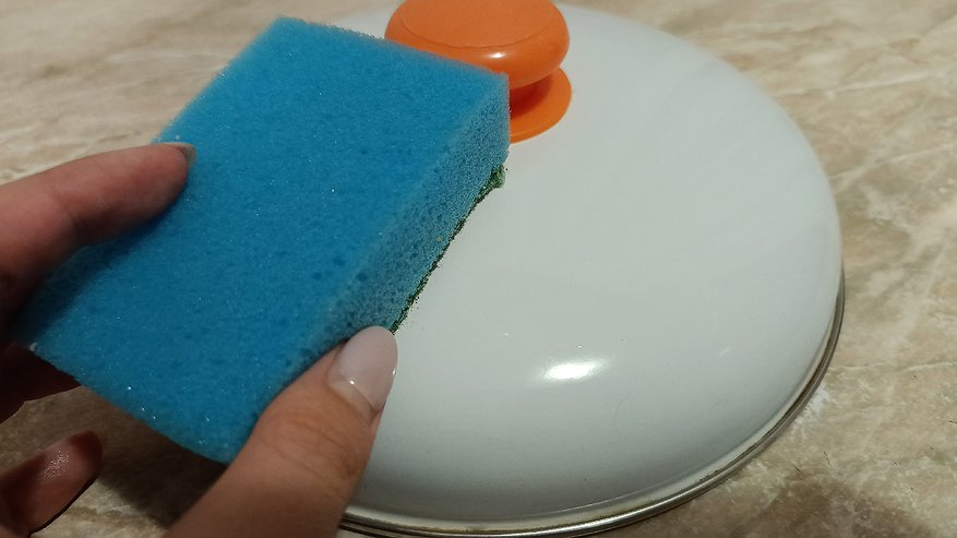 Главная картинка новости: Вот почему губки для мытья посуды разноцветные - жаль, что узнала об этом только в 50 лет