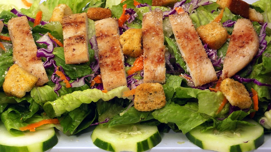 Главная картинка новости: Никогда не покупаю салат «Цезарь» в магазинах — готовлю сам, без майонеза и лишнего, вкуснее любого ресторанного варианта