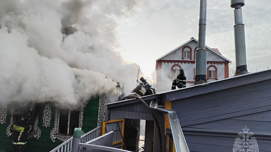 Главная картинка новости: Возгоранию предшествовал хлопок: очевидцы сообщают о пожаре в Заречном