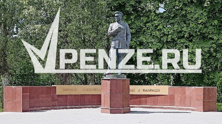 Главная картинка новости: Бронзовый милиционер на страже порядка: почему боялись и за что уважали дядю Гришу