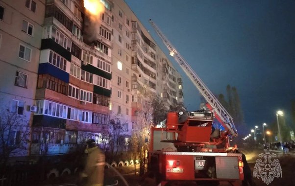 На ул. Антонова огонь охватил сразу несколько балконов многоэтажки