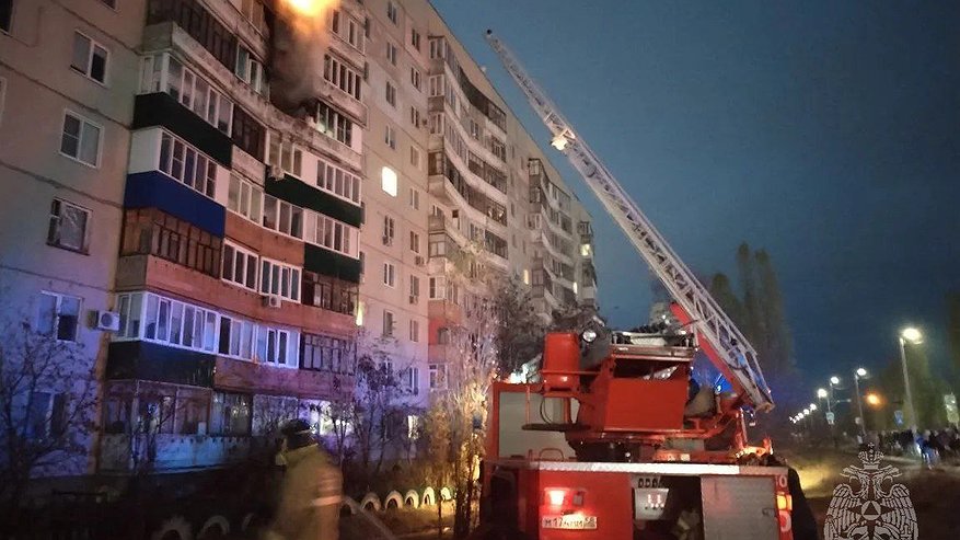 Главная картинка новости: На ул. Антонова огонь охватил сразу несколько балконов многоэтажки