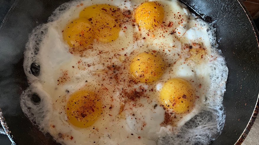 Главная картинка новости: Почему почти все жарят глазунью неправильно: 3 ошибки, которые допускают 98% хозяек
