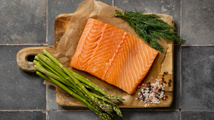 Главная картинка новости: Купил форель в "Светофоре" с черной чешуёй, но она внутри совсем другая, чем белая. Разрезал - и удивился