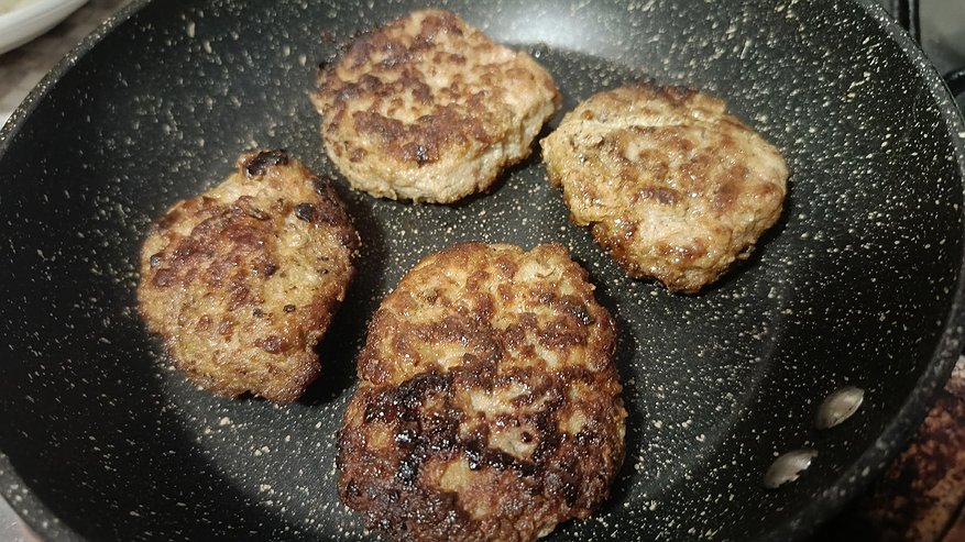 Главная картинка новости: Почему котлеты разваливаются на сковороде - эту ошибку совершает каждая хозяйка