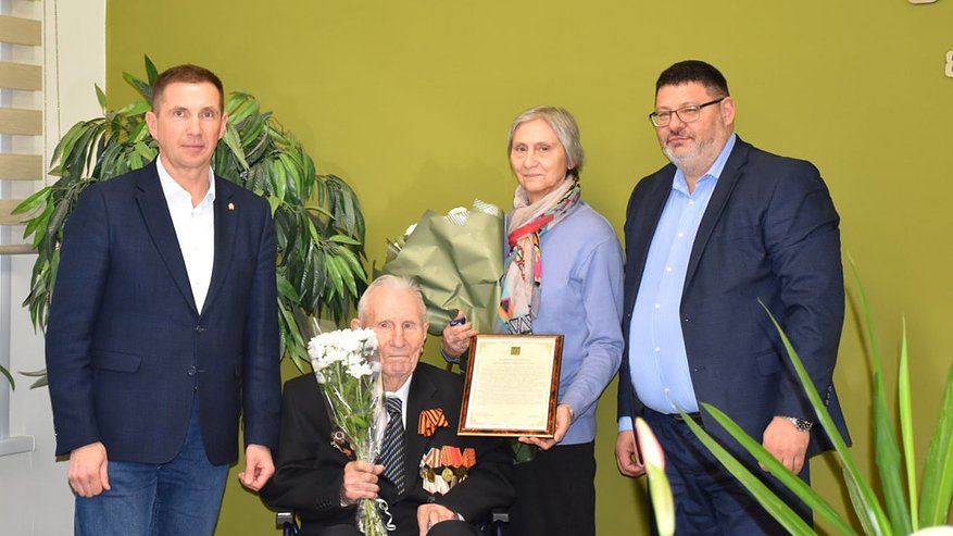 Главная картинка новости: Глава города поздравил участника ВОВ с 99-летием