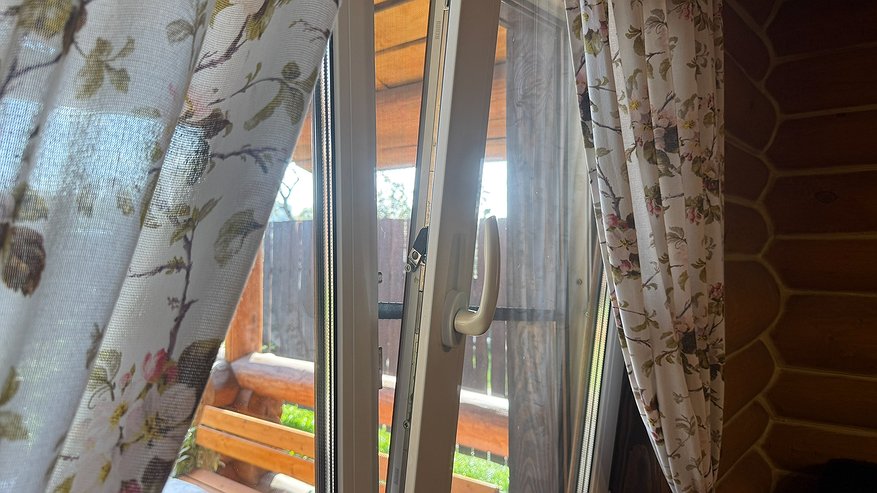 Главная картинка новости: Лучше любого мастера: утеплил пластиковое окно простым материалом — теперь в доме тепло даже при -30