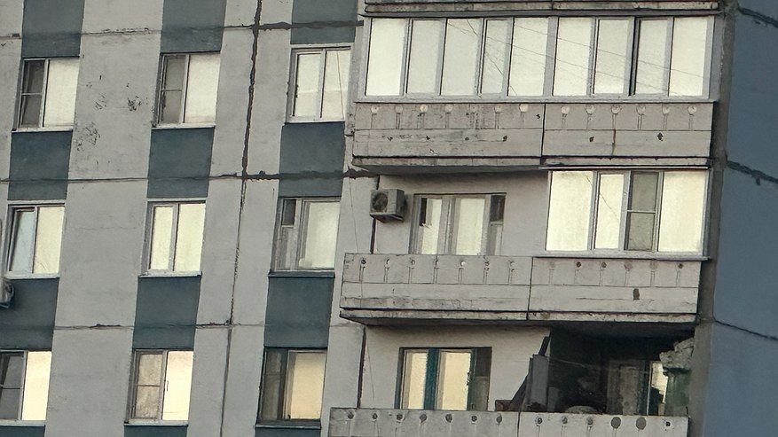 Главная картинка новости: Стыки и щели подоконника больше не сквозят, а сам подоконник тёплый — делюсь методом, который решил надоевшую проблему