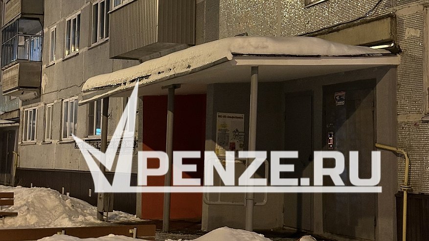 Главная картинка новости: Как украсить подъезд к Новому году и не нарваться на штраф