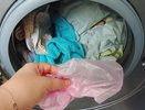 Горничная рассказала, как улучшить качество стирки без затрат: методы, которые удивляют простотой