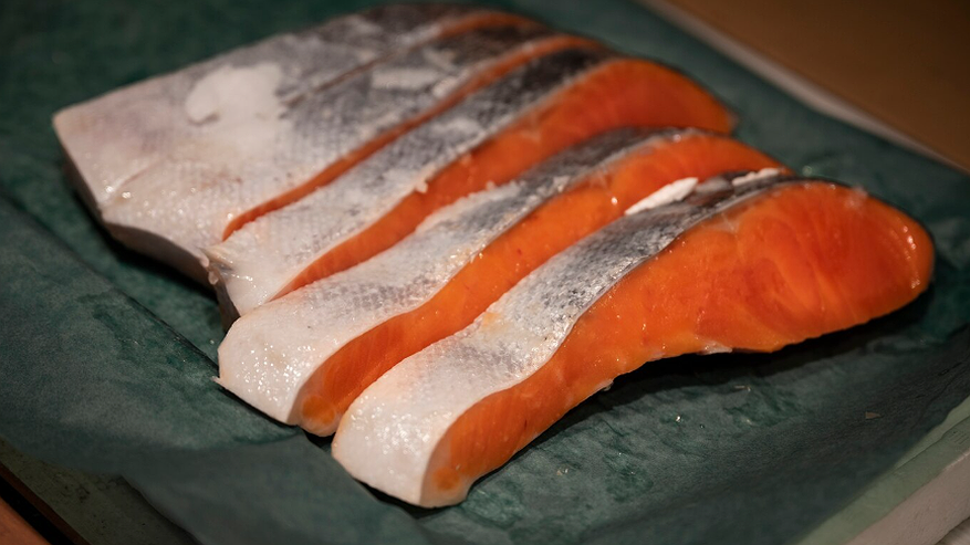 Главная картинка новости: Вкуснее рыбы я не ел. Дед показал свой способ как засолить форель, чтобы вкусно было