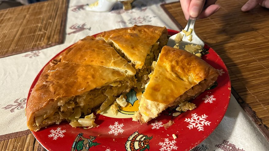 Главная картинка новости: Достаю слоёное тесто из морозилки и пеку пирог «Лентяйский» — простой, быстрый и всегда удачный рецепт