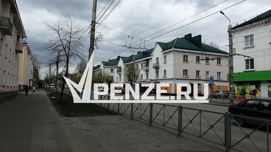 Главная картинка новости: Синяя «Лада» врезалась в ограждение Комсомольского парка