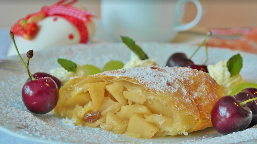 Главная картинка новости: Штрудель с вишней в магазине «Красное‑Белое» оказался не таким, как представляла. Делюсь честным обзором