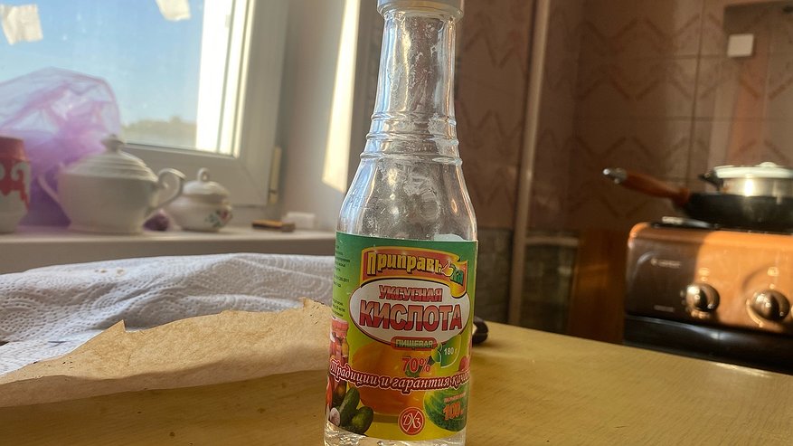 Главная картинка новости: Уксус, но без соды: из простых продуктов можно приготовить раствор, заменяющий половину бытовой химии