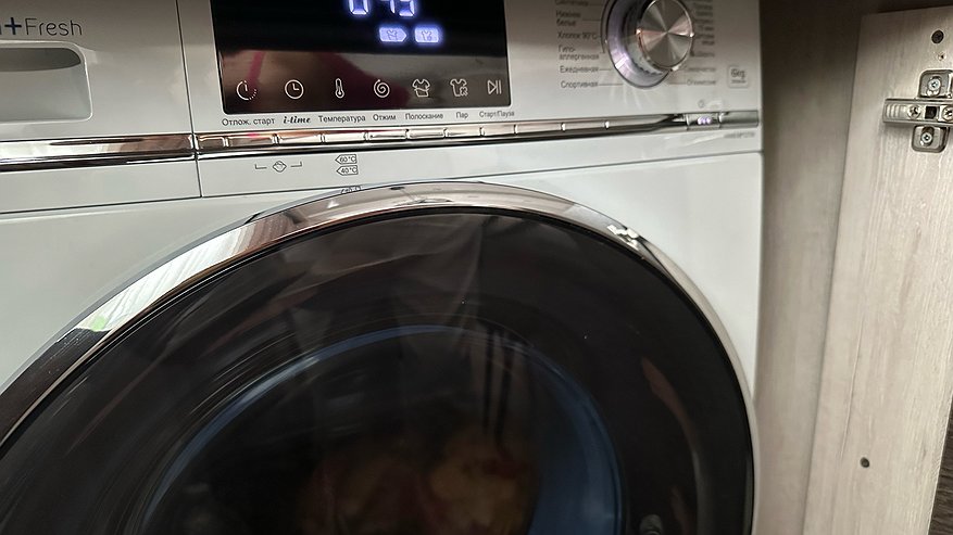 Главная картинка новости: Просто бросьте фольгу в стиральную машинку: узнала, что всю жизнь стирала вещи неправильно - теперь все сияет даже без порошка