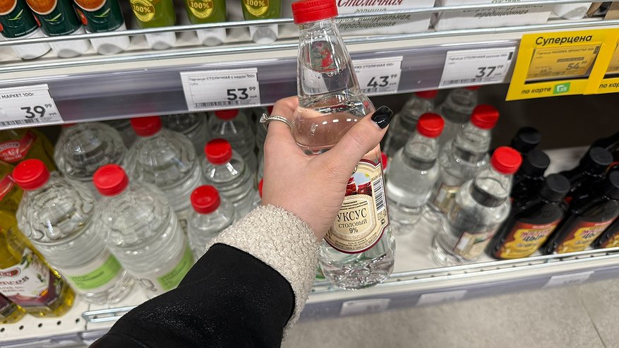 Главная картинка новости: Для чего уксус лить на плиту, а посудные губки класть в шкаф с одеждой: опытная горничная поделилась хитростями, которыми вы 100% будете пользоваться