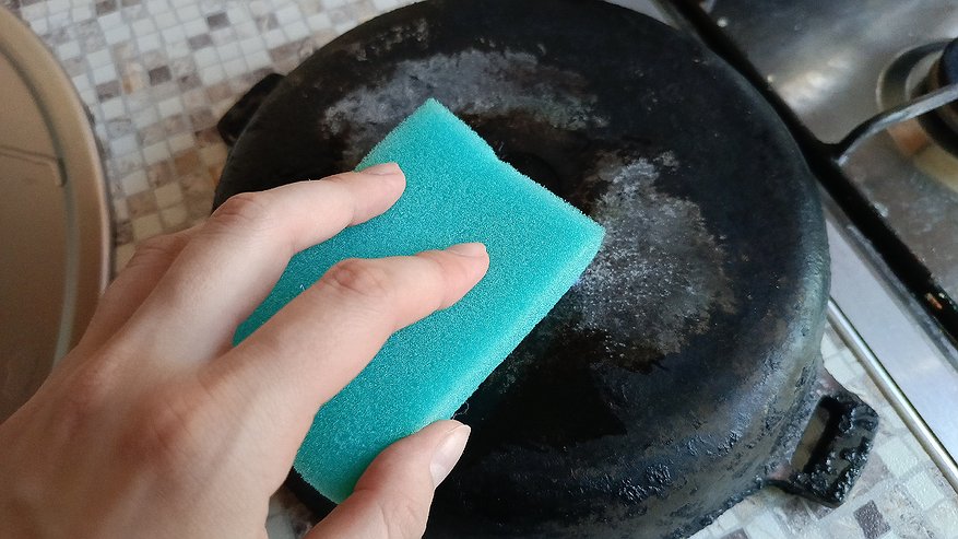 Главная картинка новости: Два пакета заливаю кипятком, и сковородка как новая: от жира и нагара не остается и следа