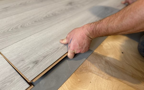 Выбираем «золотую середину», чтобы потом не пожалеть: 5 бюджетных и прочных напольных покрытий