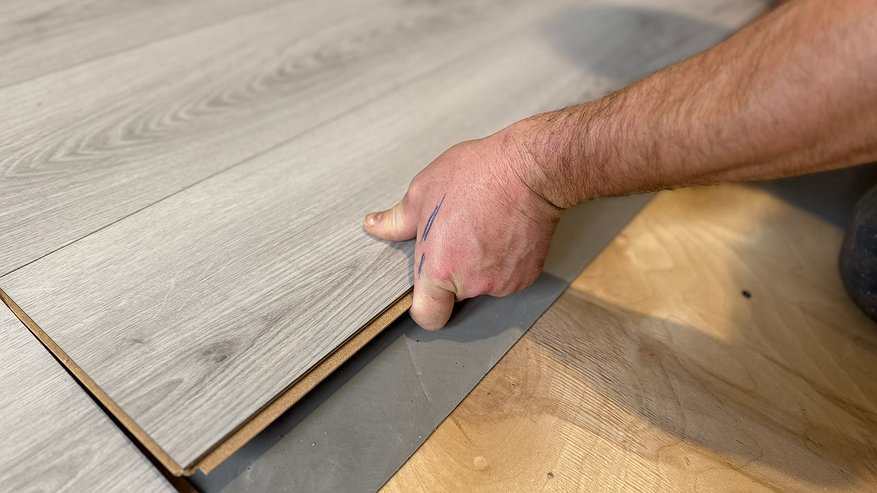 Главная картинка новости: Выбираем «золотую середину», чтобы потом не пожалеть: 5 бюджетных и прочных напольных покрытий