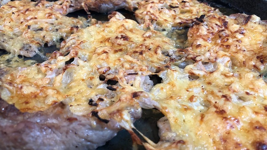 Главная картинка новости: Мясо в шубке: готовится быстро, на выходе – вкуснейшее блюдо, которым можно и гостей угостить и семью накормить