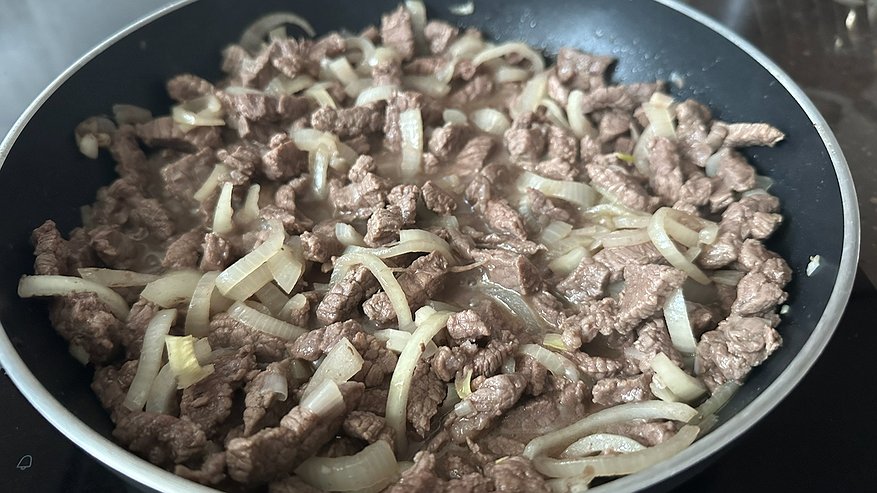 Главная картинка новости: Показываю, как готовлю мясо на сковороде нежным и мягким как тушенка - секретный лайфхак