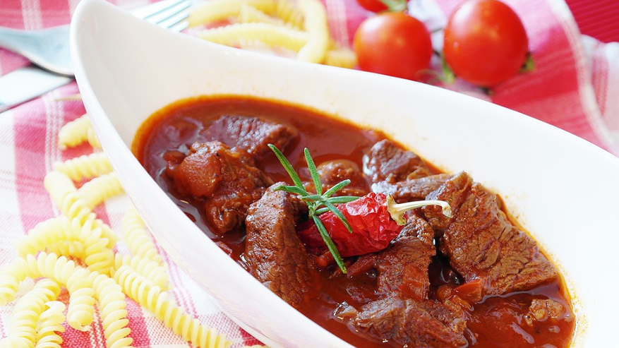 Главная картинка новости: Нужно ли обжаривать муку перед тем, как добавить в подливу? Не совершайте эту ошибку