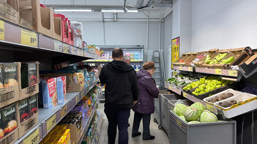 Главная картинка новости: Чижик уже начал подготовку к Новому году, но пока ещё не совсем уверенно