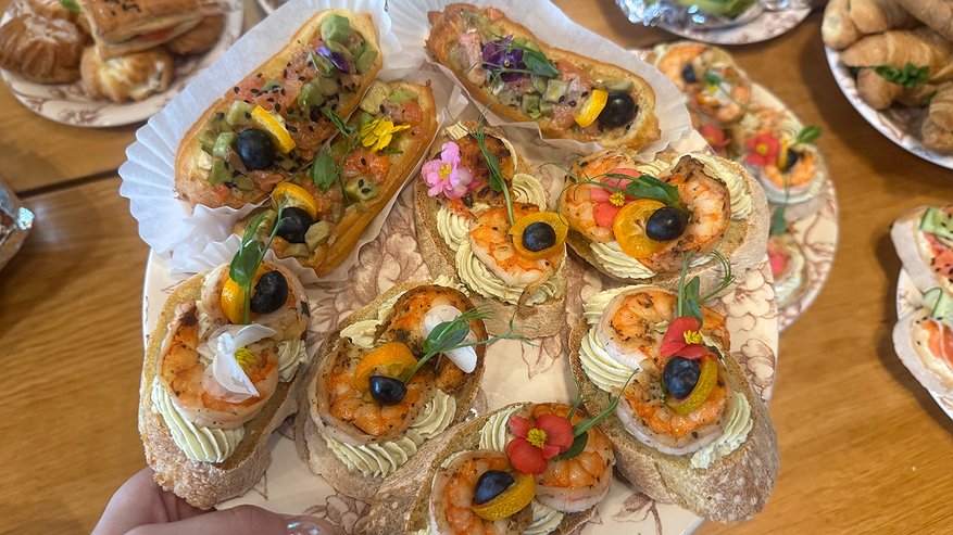 Главная картинка новости: Гости просто обожают салат "Нежный вечер", но определить из чего он приготовлен - не могут. А все потому, что ингредиенты в нем сочетаются очень необычно