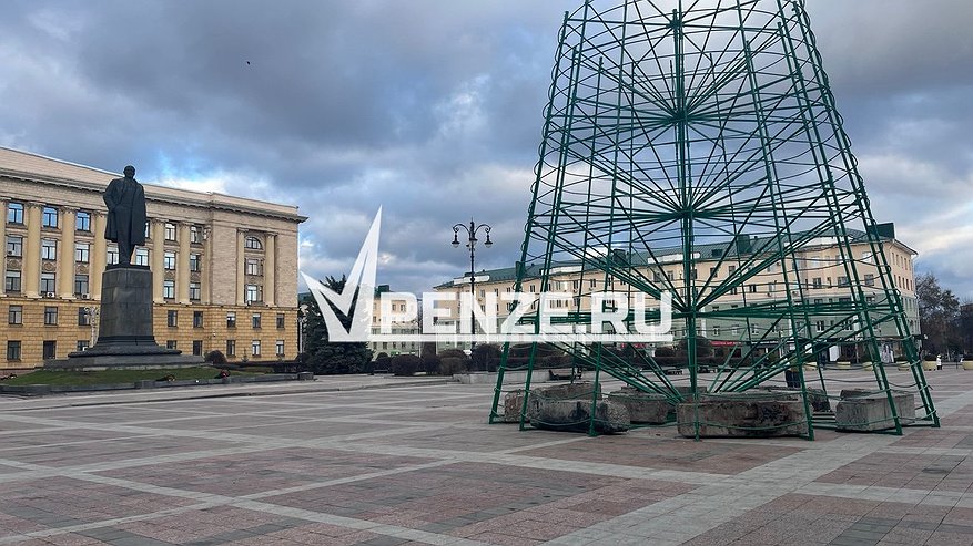 Главная картинка новости: Началась установка главной елки в Пензе