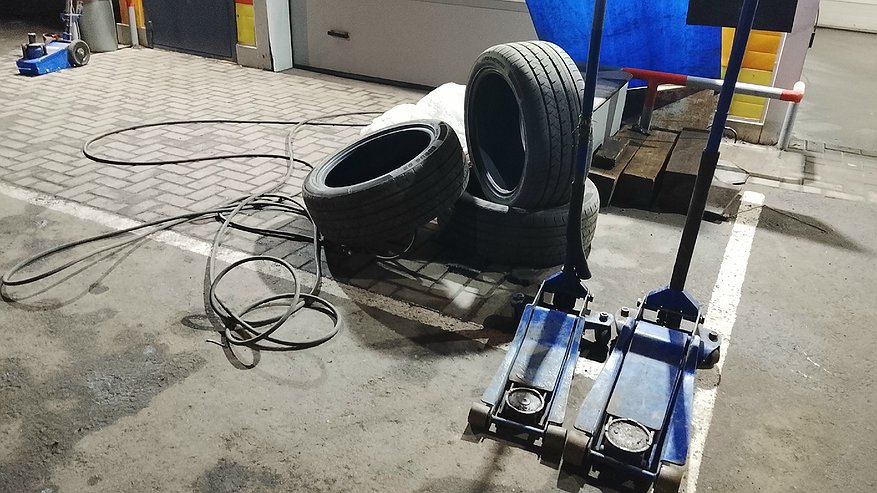 Главная картинка новости: Чем дешевые шины за 5000 рублей, отличаются от дорогих за 15000 рублей: стоит ли переплачивать - честный ответ