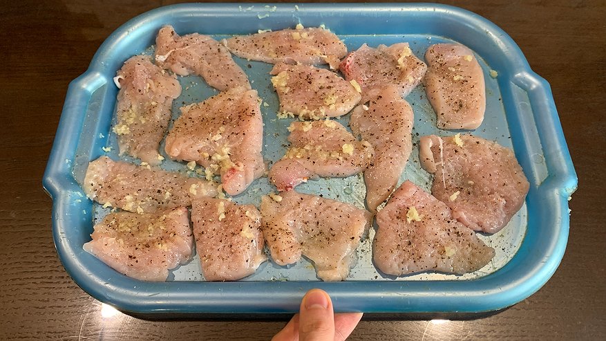 Главная картинка новости: Если видите такое — мясо пора выбросить: был назван главный признак испорченных заморозок