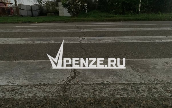 В Никольске попала под колеса двух машин и погибла