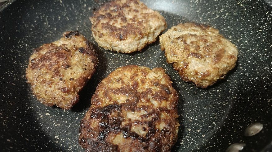 Главная картинка новости: Доводить в духовке или жарить только на сковородке? Шеф-повар сказал, почему котлеты внутри остаются сырыми