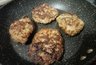 Миниатюра новости: Доводить в духовке или жарить только на сковородке? Шеф-повар сказал, почему котлеты внутри остаются сырыми
