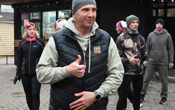 Олег Денисов принял участие в забеге, приуроченном ко Дню матери