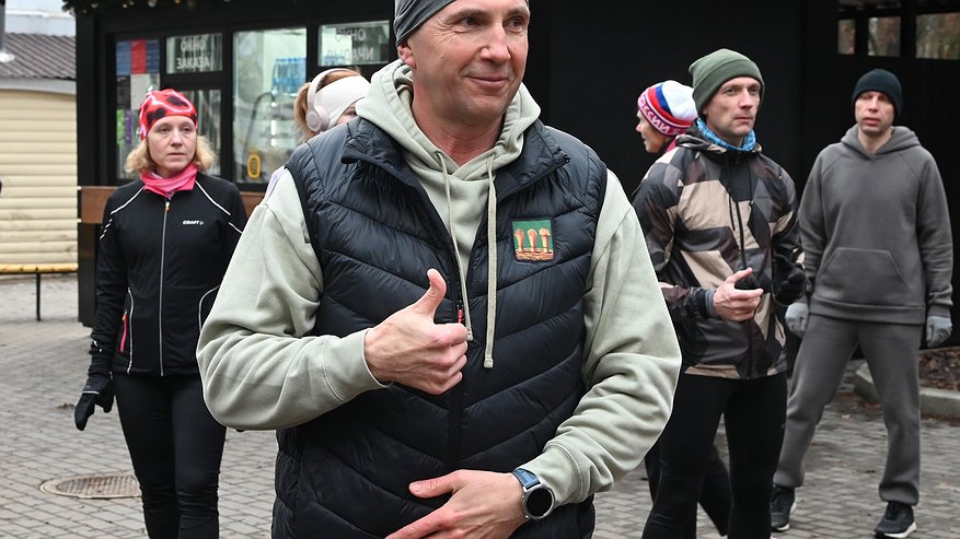 Главная картинка новости: Олег Денисов принял участие в забеге, приуроченном ко Дню матери