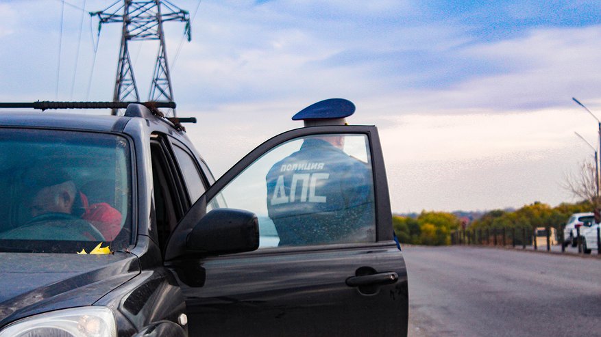 Главная картинка новости: Инспектор ГИБДД честно признался, почему они быстро отпускают тех водителей, которые молча передают документы