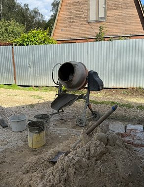 Зачем наши деды ставили бутылки на забор: лайфхак, который умнее современных сигнализаций