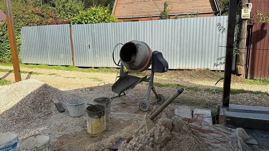 Главная картинка новости: Зачем наши деды ставили бутылки на забор: лайфхак, который умнее современных сигнализаций
