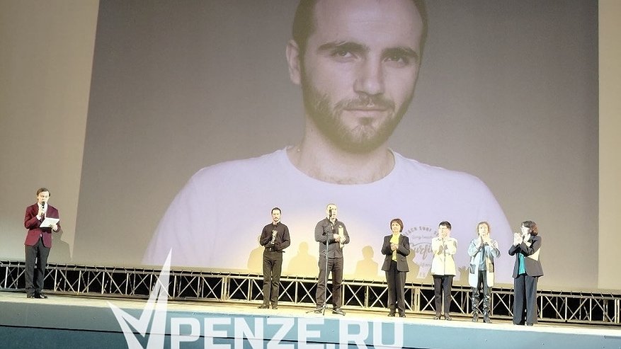 Главная картинка новости: Кто стал обладателем красивого хрустального приза «За лучшую мужскую роль»?  Барабанная дробь…