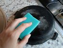 2 пакета заливаю кипятком, и сковородка как новая: от жира и нагара не останется и следа