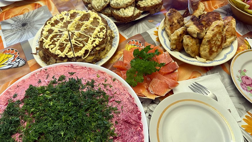 Главная картинка новости: Эти салаты исчезают со стола сколько ни приготовь. Сразу 5 шикарных рецептов с разной рыбой на праздничный стол и не только