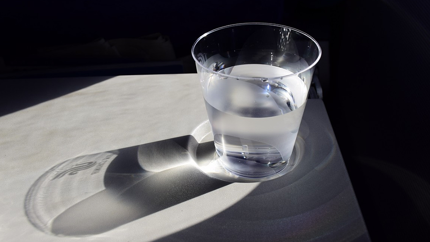 Главная картинка новости: Вот для чего в Грузии всегда ставят стакан воды у кровати - полезный лайфхак