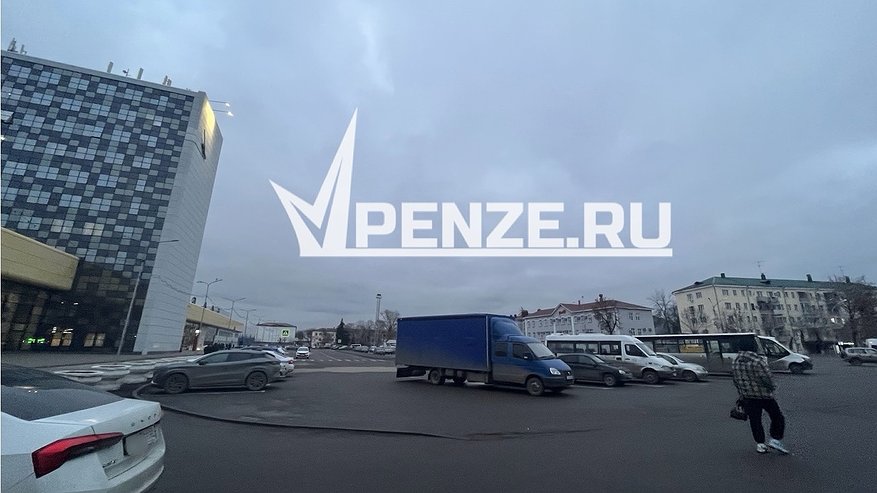 Главная картинка новости: «Ни присесть, ни даже сумку тяжелую поставить. А если дождь или снег?»: пензенцы просят установить павильон на Привокзальной площади