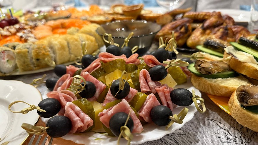 Главная картинка новости: «Оливье» давно не в топе: на Новый год готовим этот обалденный салат — так вкусно, что гости будут вырывать тарелки из рук